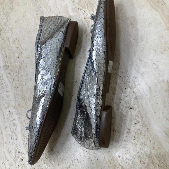 Schutz Women’s Metallic Silver Cracked Ballet Flats with Decorative Bows 9B - Picture 3 of 7